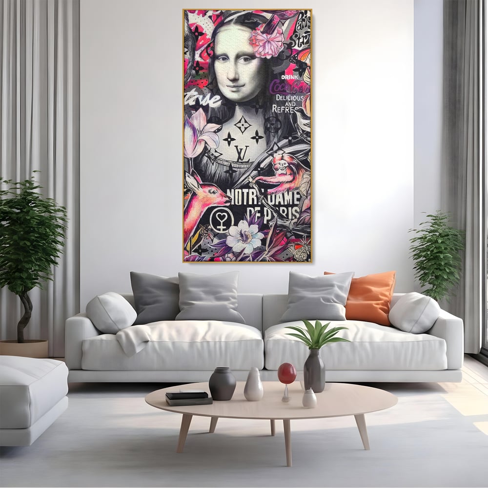 Tablou canvas cu tablou canvas cu mona lisa graffiti, in rama de aluminiu auriu, pe perete intr-un living